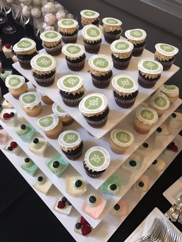 Customize your logo company on our cupcakes!